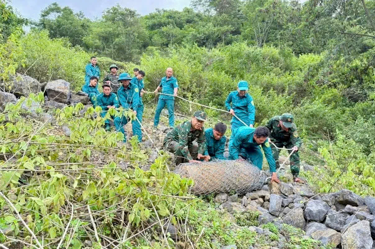 Bom 350kg còn nguyên kíp nổ lộ ra khi đào móng nhà- Ảnh 2.