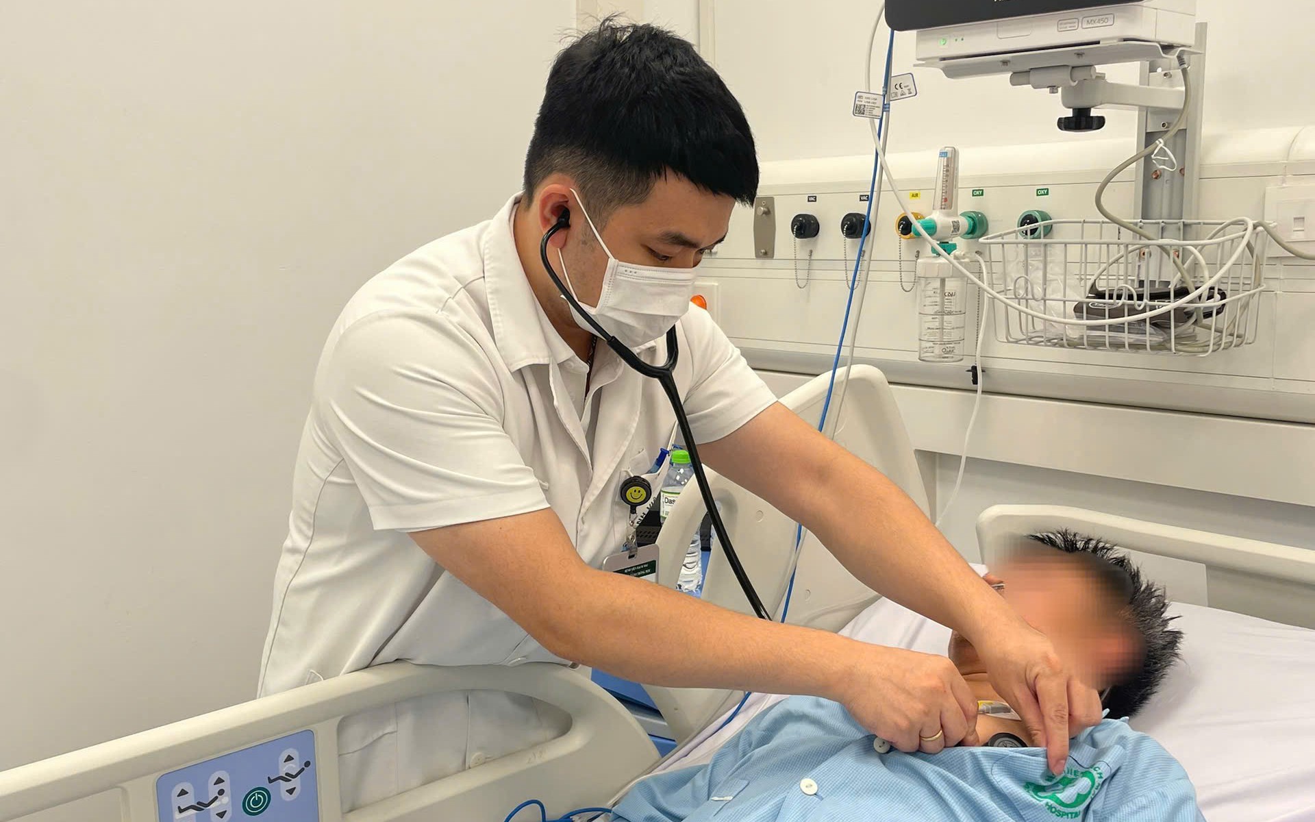 Được cứu sống sau vụ ngạt khí tại trang trại nuôi lợn, các nạn nhân xúc động cảm ơn bác sĩ Bệnh viện Bạch Mai cơ sở Ninh Bình- Ảnh 4.