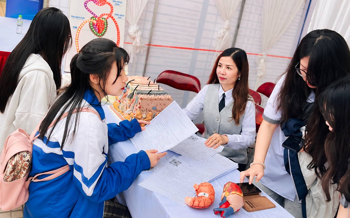 Bổ Sung Đối Tượng Miễn Học Phí Và Giữ Nguyên Trần Học Phí Trong Giáo Dục