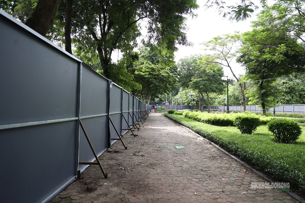 Quây rào vườn hoa trước Công viên Thống Nhất, xây quảng trường mới- Ảnh 3.