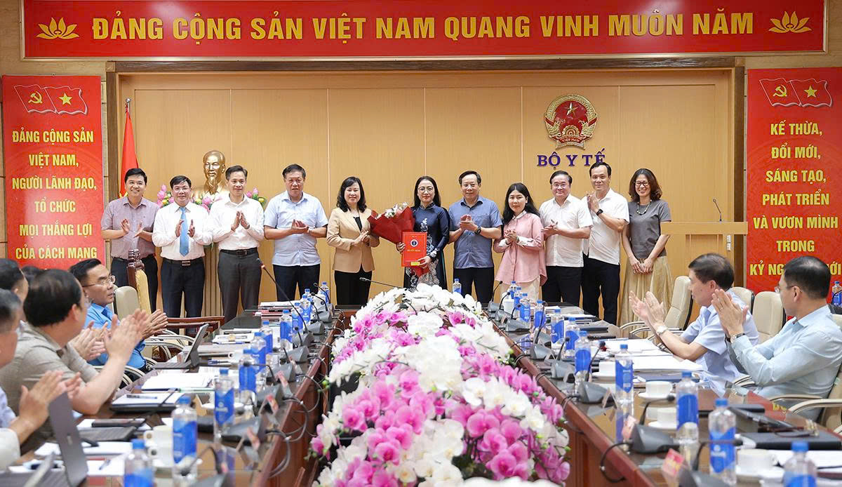 Bộ trưởng Đào Hồng Lan trao quyết định tiếp nhận, bổ nhiệm Phó Cục trưởng Cục Phòng bệnh- Ảnh 3.
