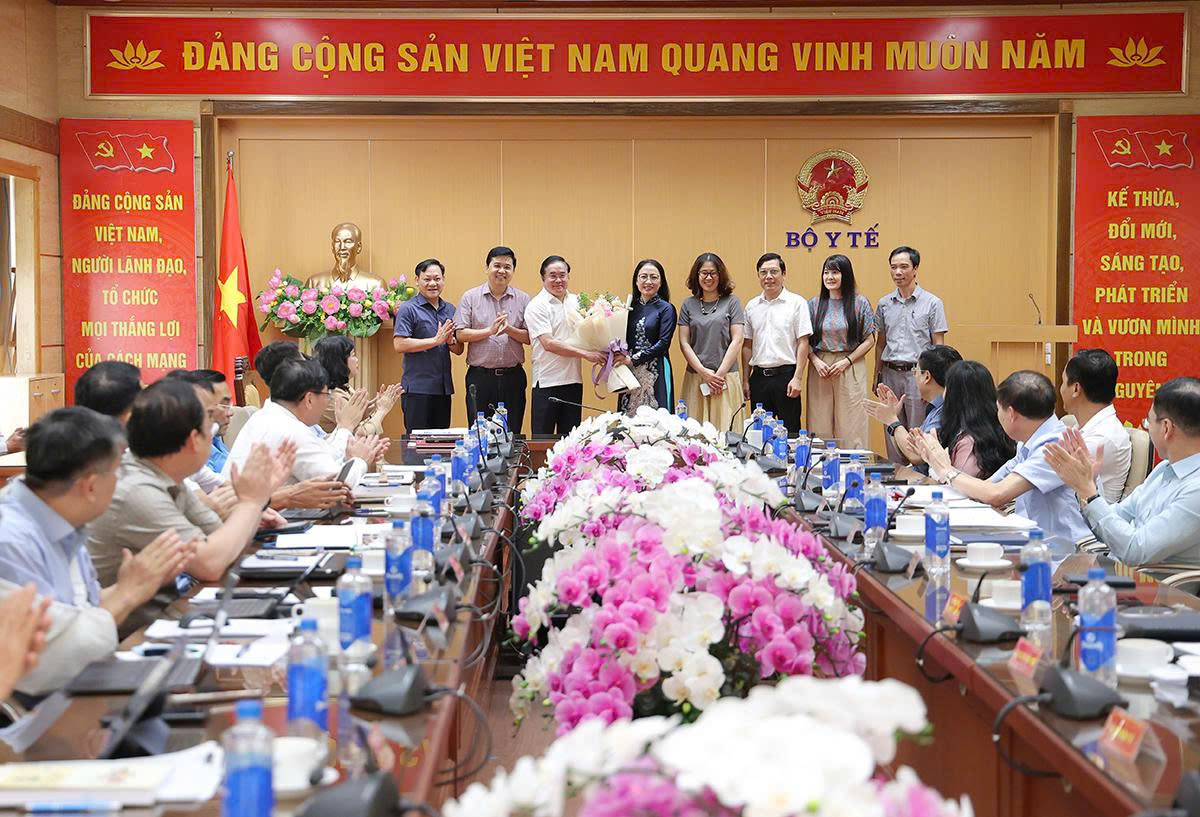 Bộ trưởng Đào Hồng Lan trao quyết định tiếp nhận, bổ nhiệm Phó Cục trưởng Cục Phòng bệnh- Ảnh 5.