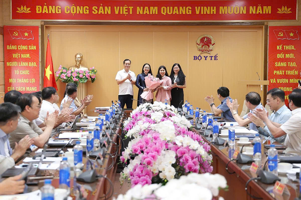Bộ trưởng Đào Hồng Lan trao quyết định tiếp nhận, bổ nhiệm Phó Cục trưởng Cục Phòng bệnh- Ảnh 6.