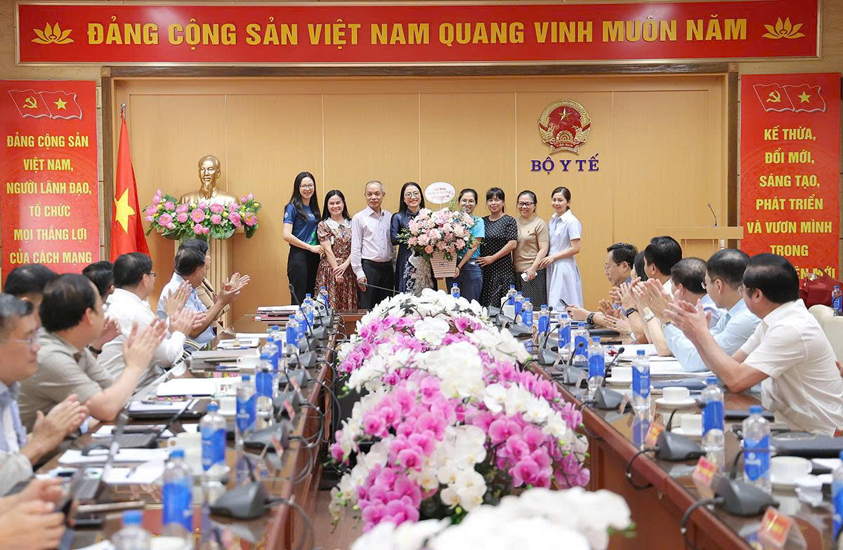 Bộ trưởng Đào Hồng Lan trao quyết định tiếp nhận, bổ nhiệm Phó Cục trưởng Cục Phòng bệnh- Ảnh 7.