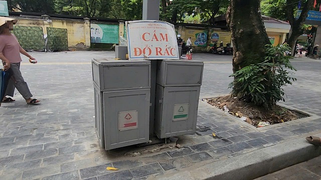 Gallery - Thùng rác công cộng kết hợp khai thác quảng cáo tại Hà Nội bị bịt kín và treo biển cấm vì ô nhiễm tràn lan - image 1