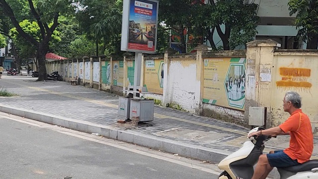 Gallery - Thùng rác công cộng kết hợp khai thác quảng cáo tại Hà Nội bị bịt kín và treo biển cấm vì ô nhiễm tràn lan - image 2