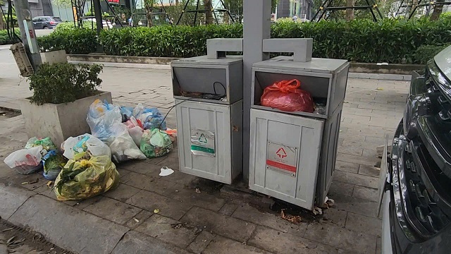 Gallery - Thùng rác công cộng kết hợp khai thác quảng cáo tại Hà Nội bị bịt kín và treo biển cấm vì ô nhiễm tràn lan - image 6