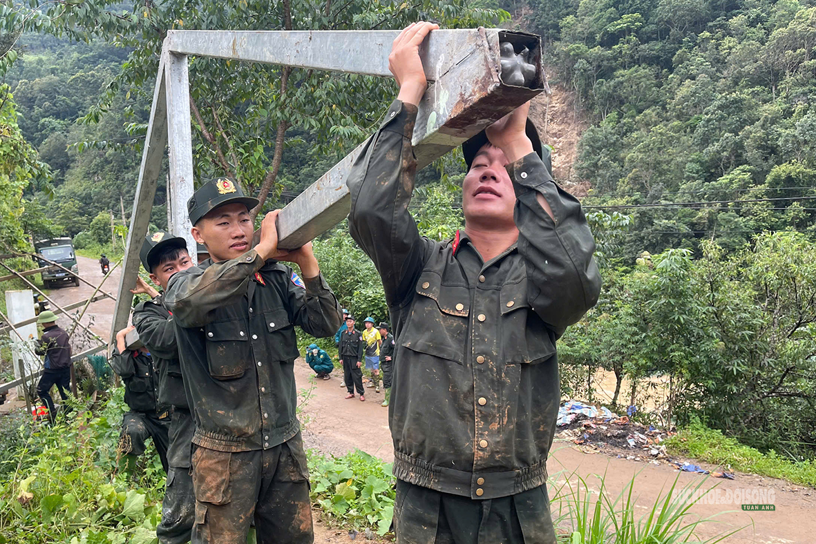 Cảnh sát cơ động hỗ trợ dân dựng nhà sau lũ tại Ngọc chiến , Sơn La - Ảnh 2.
