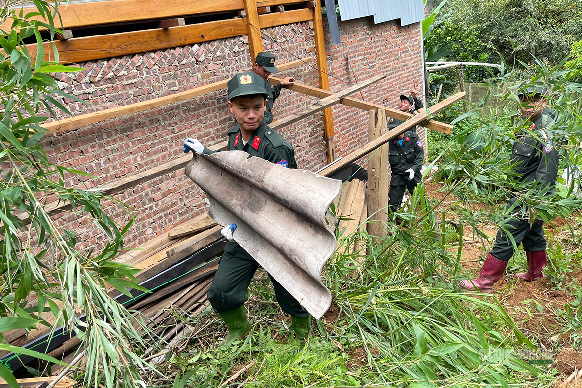 Cảnh sát cơ động hỗ trợ dân dựng nhà sau lũ tại Ngọc chiến , Sơn La - Ảnh 5.