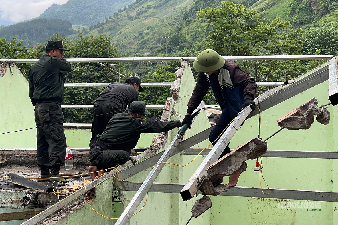 Cảnh sát cơ động hỗ trợ dân dựng nhà sau lũ tại Ngọc chiến , Sơn La - Ảnh 6.