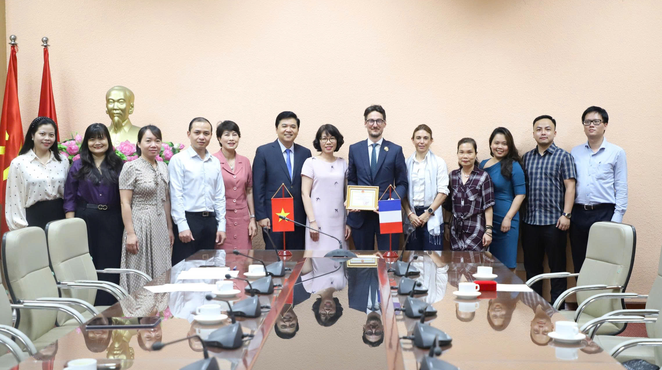 Bộ Y tế trao tặng Kỷ niệm chương 'Vì sức khỏe nhân dân' cho Tùy viên Hợp tác Y tế, Đại sứ quán Cộng hòa Pháp tại Việt Nam- Ảnh 3.