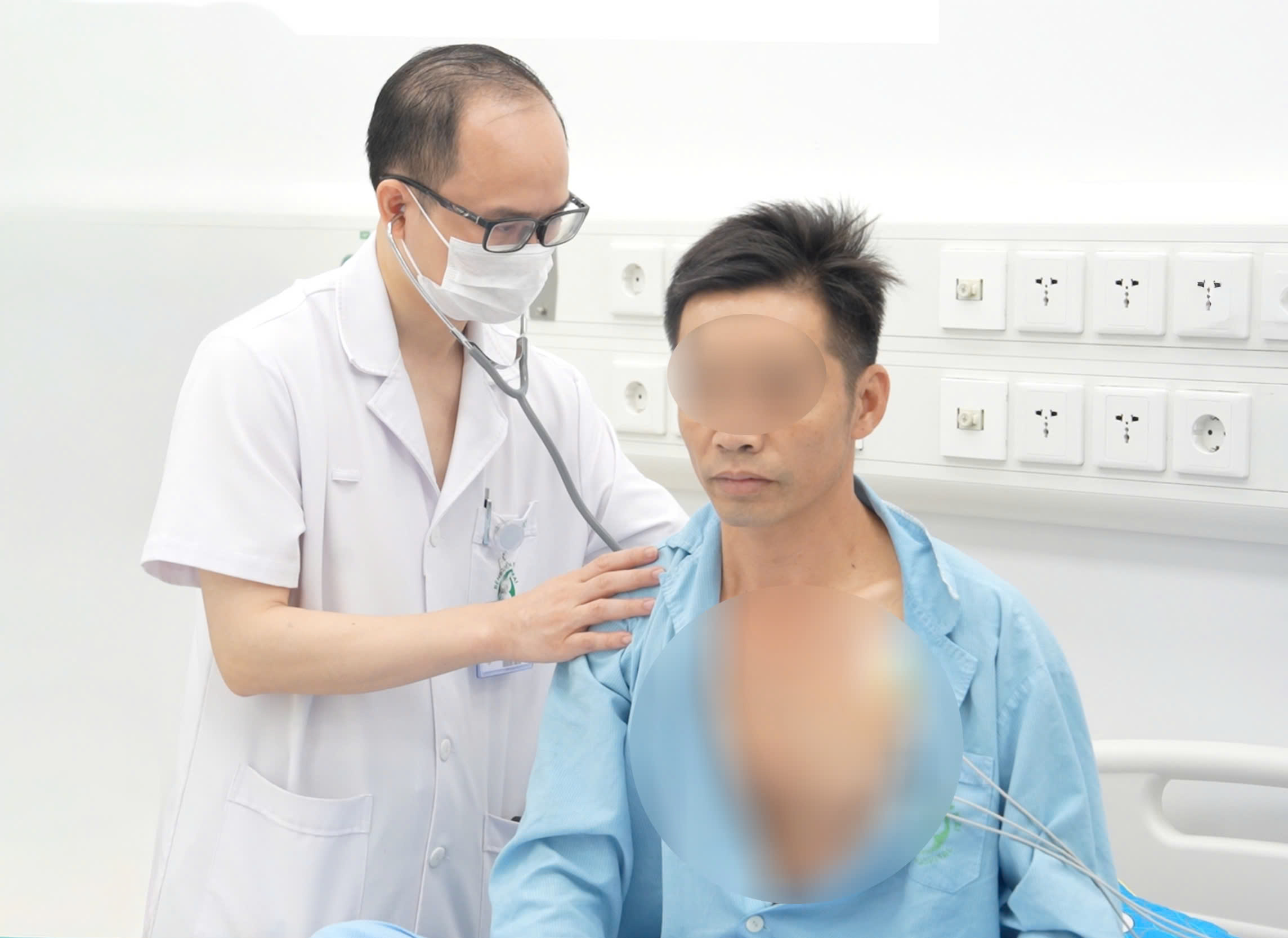 Được cứu sống sau vụ ngạt khí tại trang trại nuôi lợn, các nạn nhân xúc động cảm ơn bác sĩ Bệnh viện Bạch Mai cơ sở Ninh Bình- Ảnh 3.