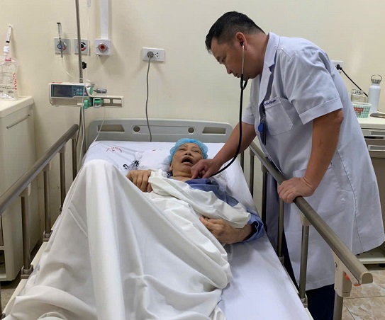 Thay van hai lá qua đường ống thông kết hợp can thiệp mạch vành cứu sống cụ bà 84 tuổi bị sốc tim- Ảnh 2.