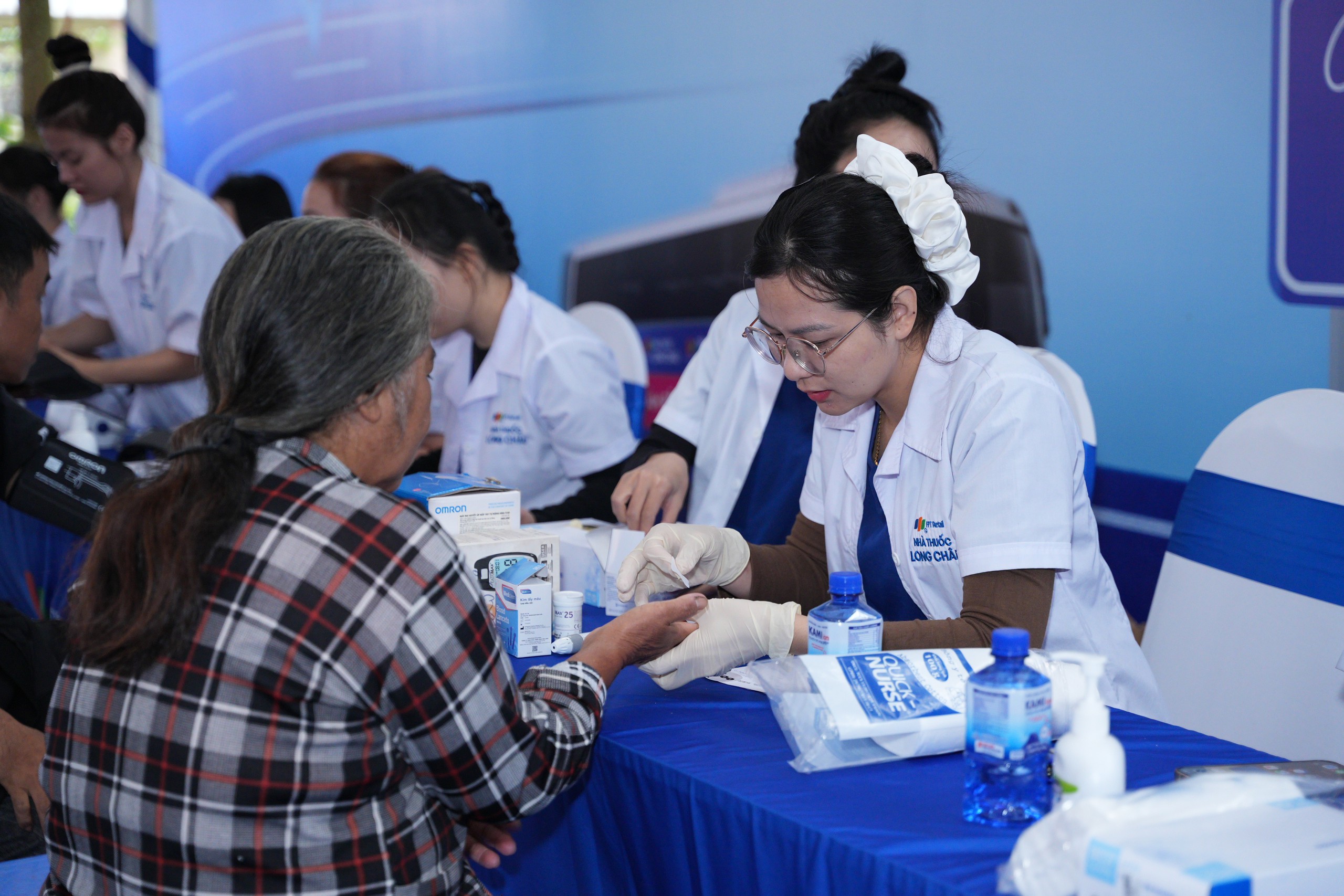 Gallery - Lâm Đồng: Hàng ngàn người dân có hoàn cảnh khó khăn được khám sức khỏe, tầm soát đột quỵ và phát thuốc miễn phí - image 1