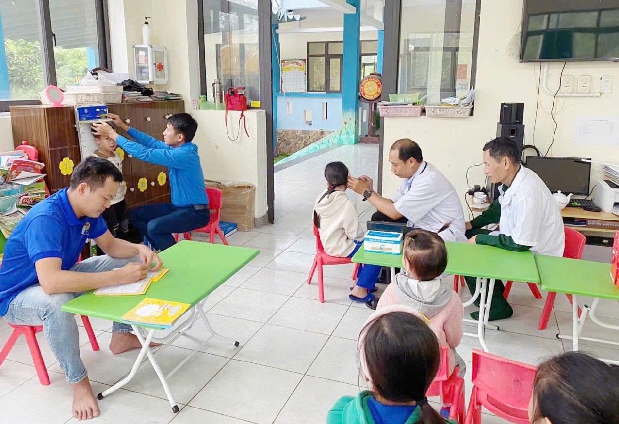 Ngườibác sĩ chọn đảo Cồn Cỏ để bảo vệ, chăm sóc sức khoẻ quân dân - Ảnh 4.