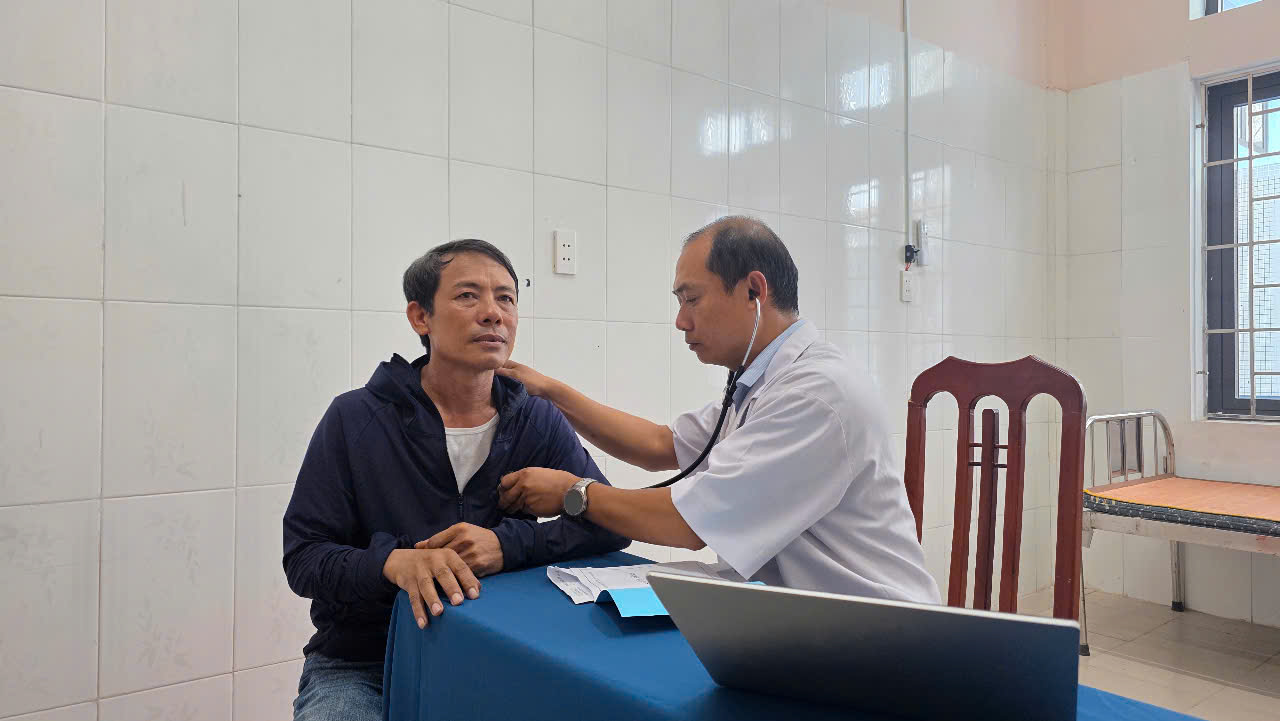 Ngườibác sĩ chọn đảo Cồn Cỏ để bảo vệ, chăm sóc sức khoẻ quân dân - Ảnh 6.