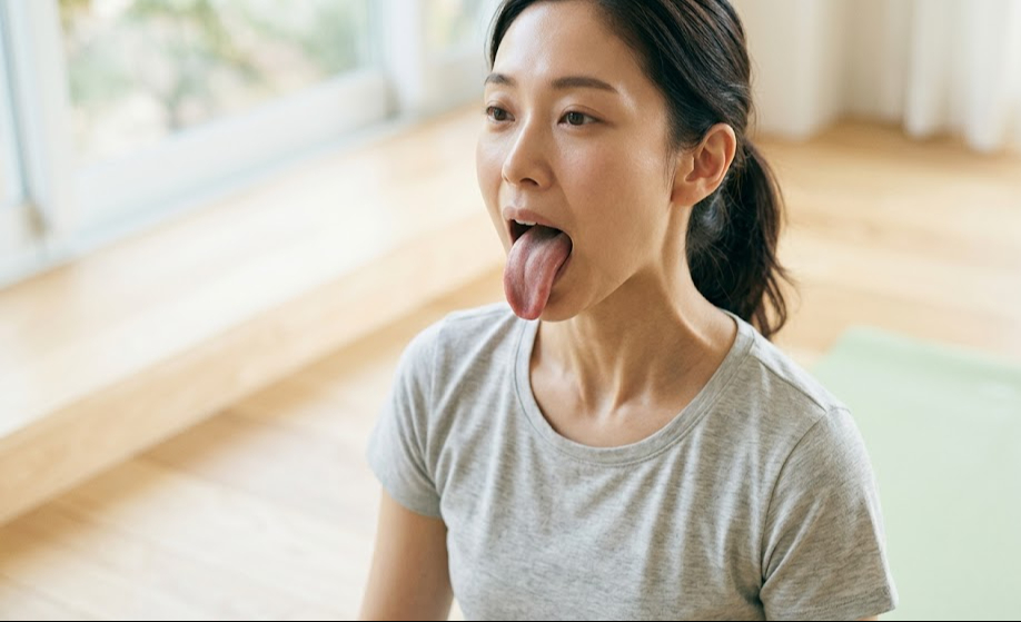 6 bài tập yoga cho khuôn mặt giúp làm săn chắc đường viền hàm - Ảnh 2.