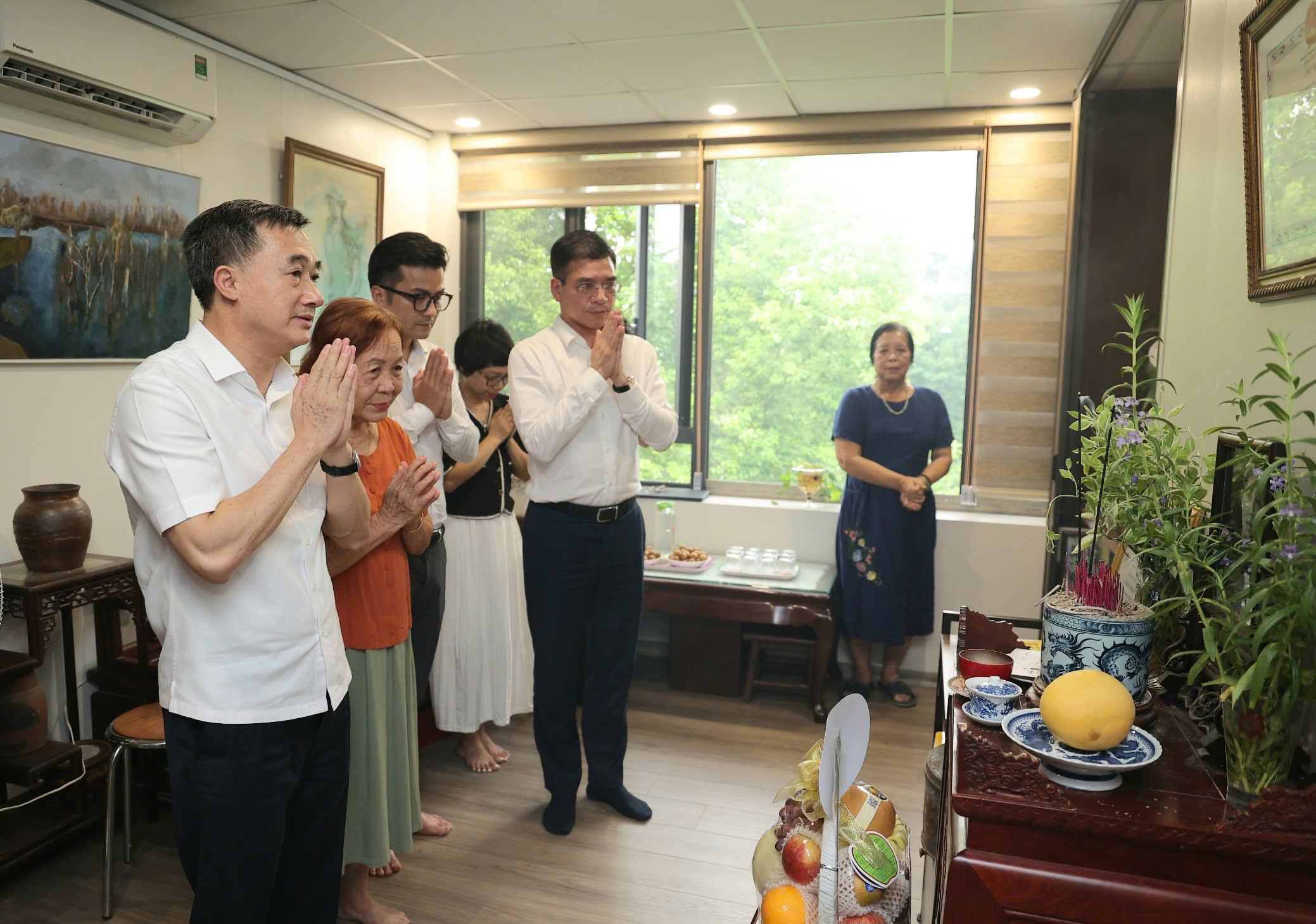 Thứ trưởng Trần Văn Thuấn tri ân gia đình Liệt sĩ bác sĩ Đặng Thùy Trâm nhân ngày Thương binh Liệt sĩ - Ảnh 2.
