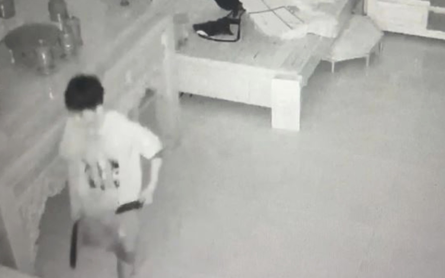 Xuyên đêm truy bắt nhóm đối tượng dùng dây điện thoại siết cổ tài xế cướp tài sản- Ảnh 2.
