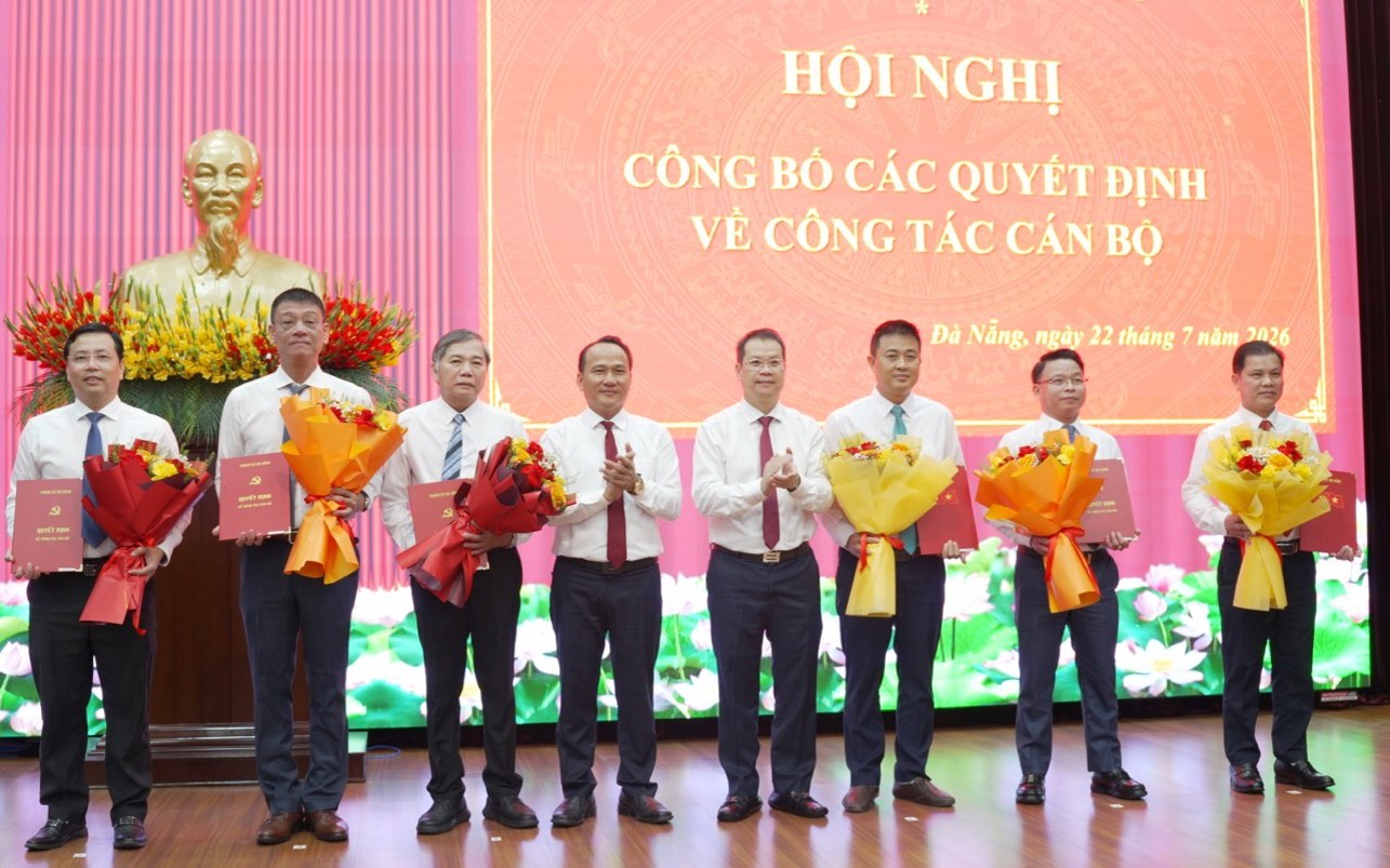 Huế công bố quyết định điều động, bổ nhiệm cán bộ - Ảnh 4.