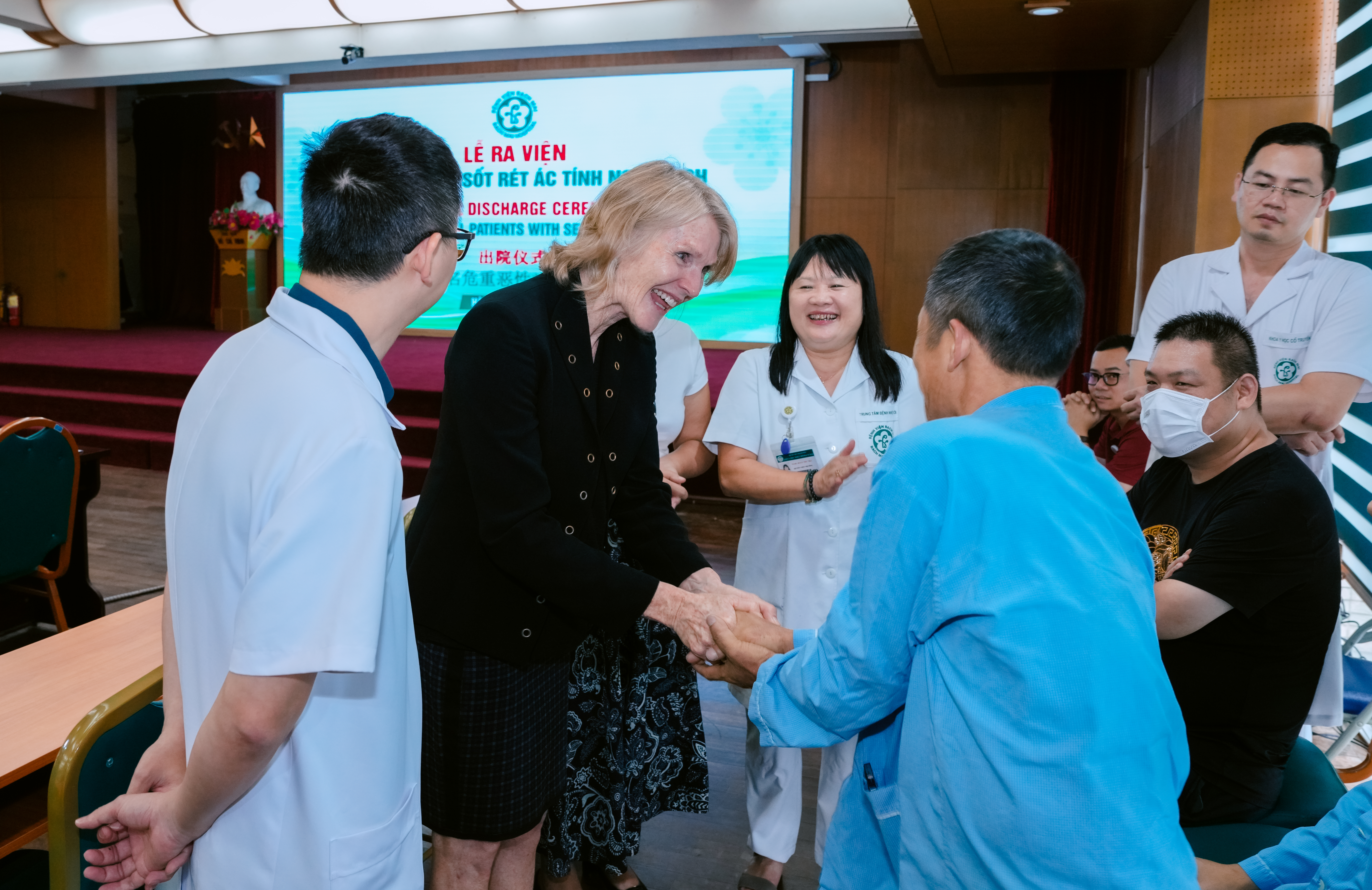 Chạy đua giành sự sống cho 2 bệnh nhân sốt rét ác tính: Khi người thầy thuốc không được phép bỏ cuộc...- Ảnh 2.