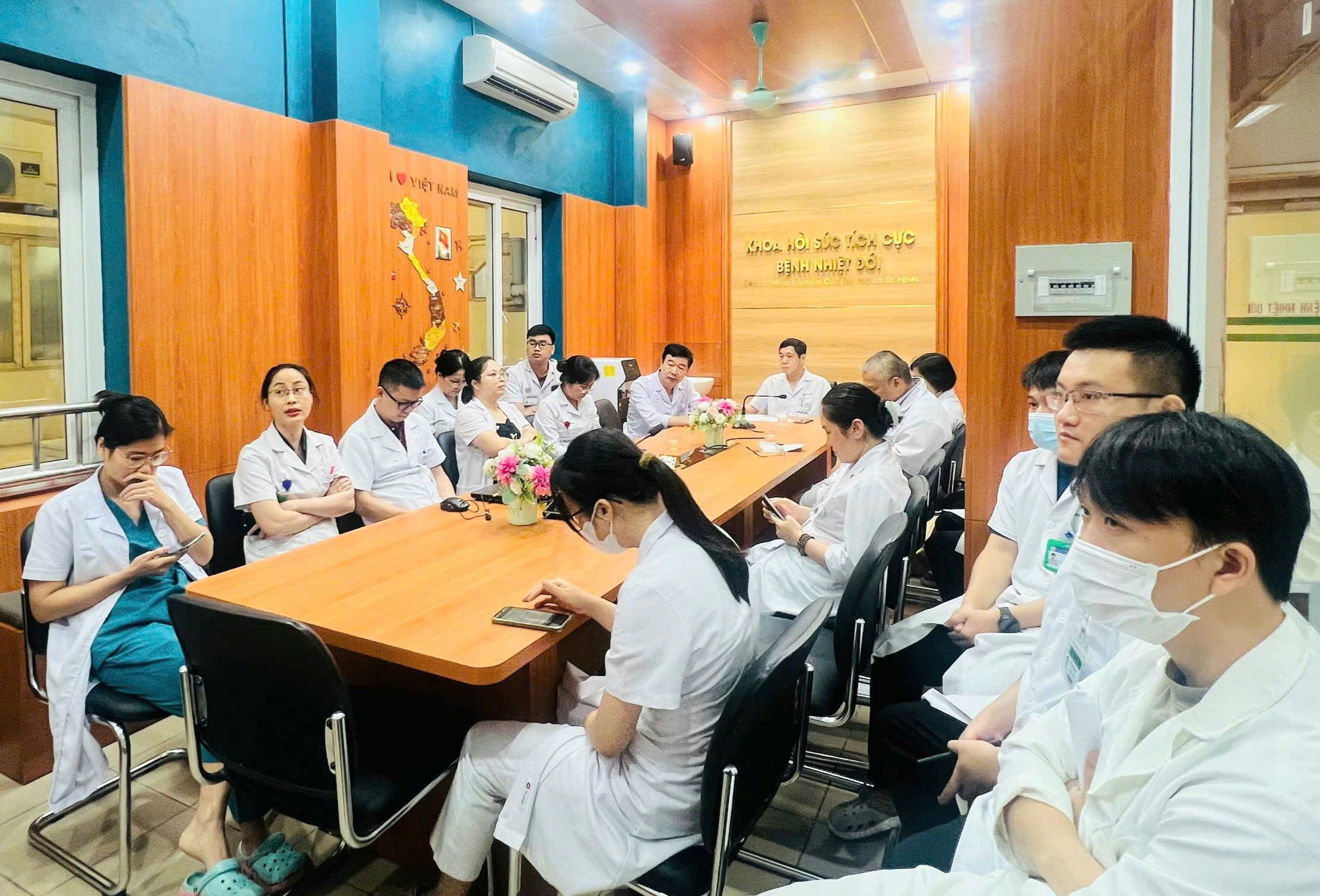 Chạy đua giành sự sống cho 2 bệnh nhân sốt rét ác tính: Khi người thầy thuốc không được phép bỏ cuộc...- Ảnh 5.