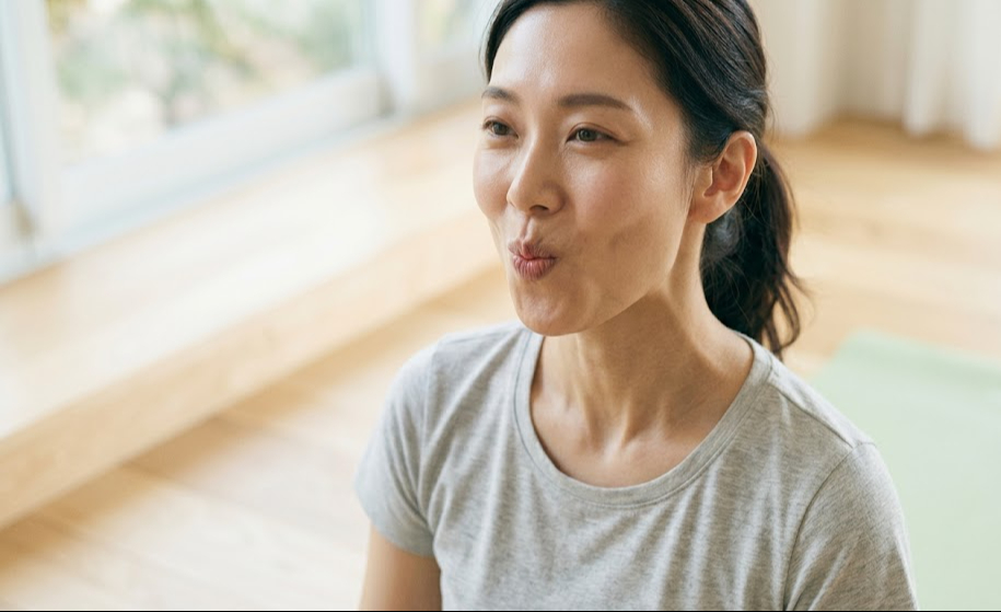 6 bài tập yoga cho khuôn mặt giúp làm săn chắc đường viền hàm - Ảnh 3.