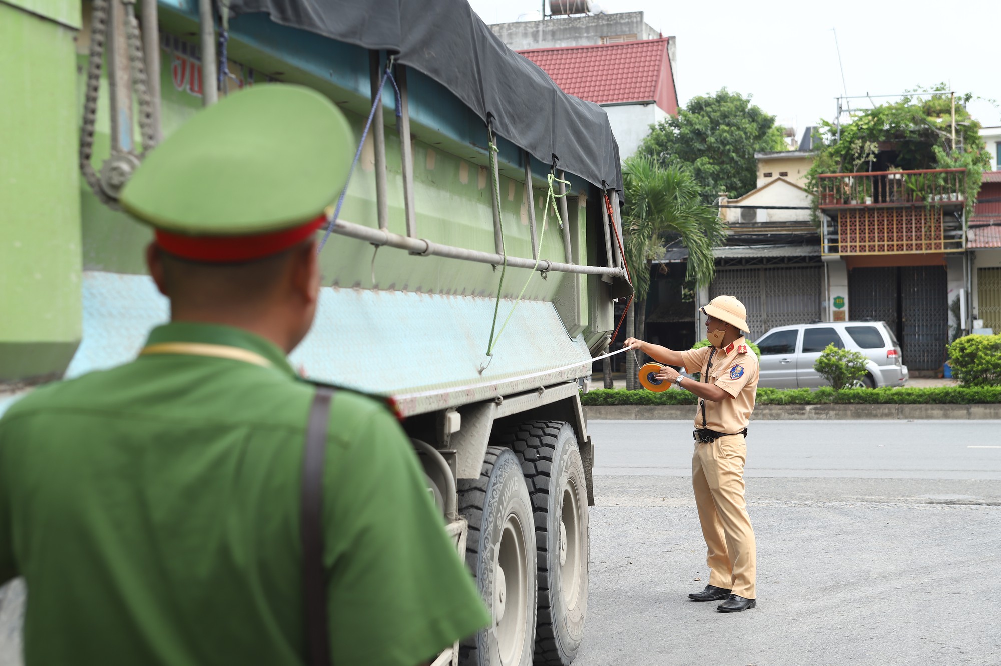 Lách đường nhỏ, chọn giờ vắng, xe chở quá tải vẫn không thoát CSGT- Ảnh 5.
