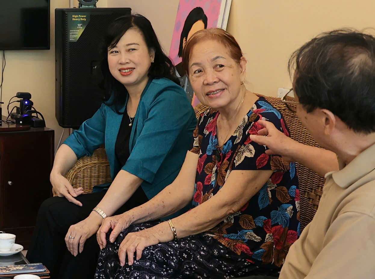 Bộ trưởng Bộ Y tế Đào Hồng Lan thăm, tri ân gia đình liệt sĩ, bác sĩ Đặng Thuỳ Trâm
- Ảnh 2.