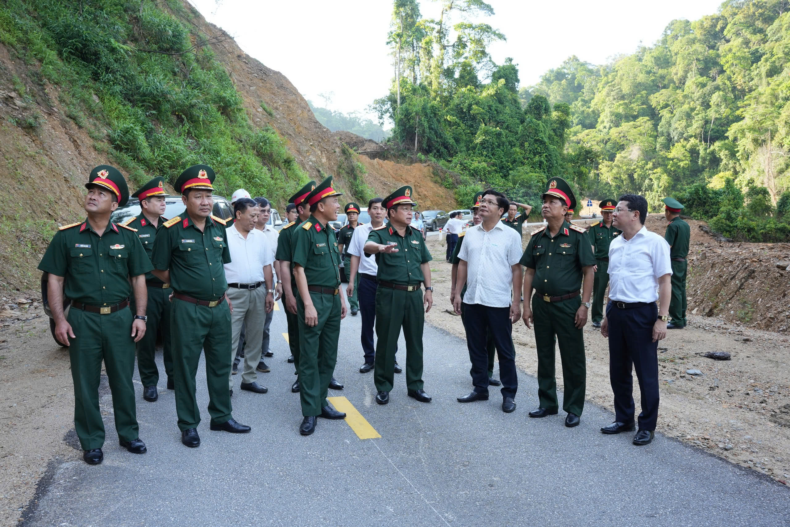 Thông xe dự án đường 475 tỷ đồng, tạo động lực phát triển vùng cao phía Tây TP Huế - Ảnh 2.