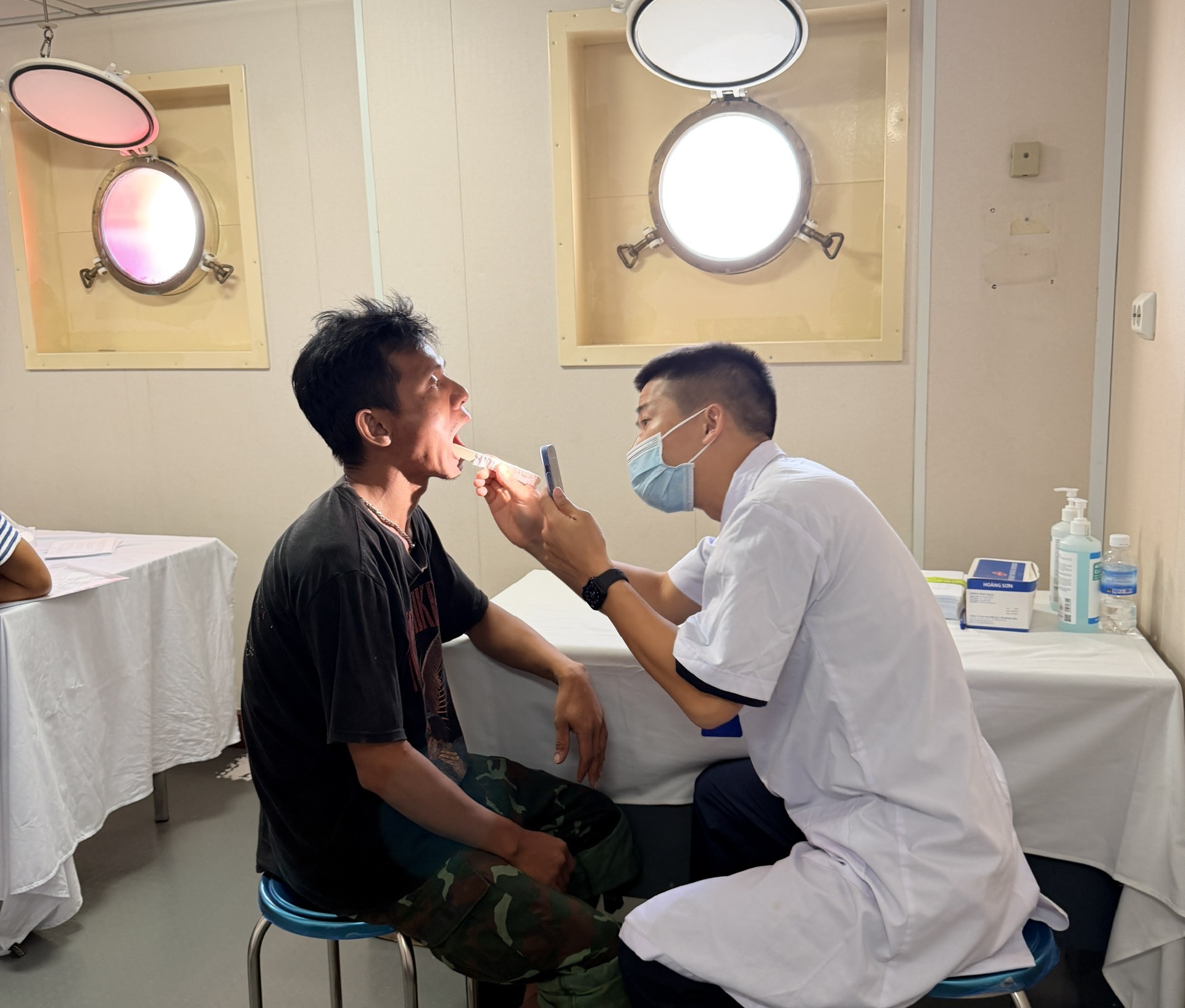 Món quà vượt nghìn hải lý từ Trường Sa gửi tặng bệnh nhân nghèo - Ảnh 4.