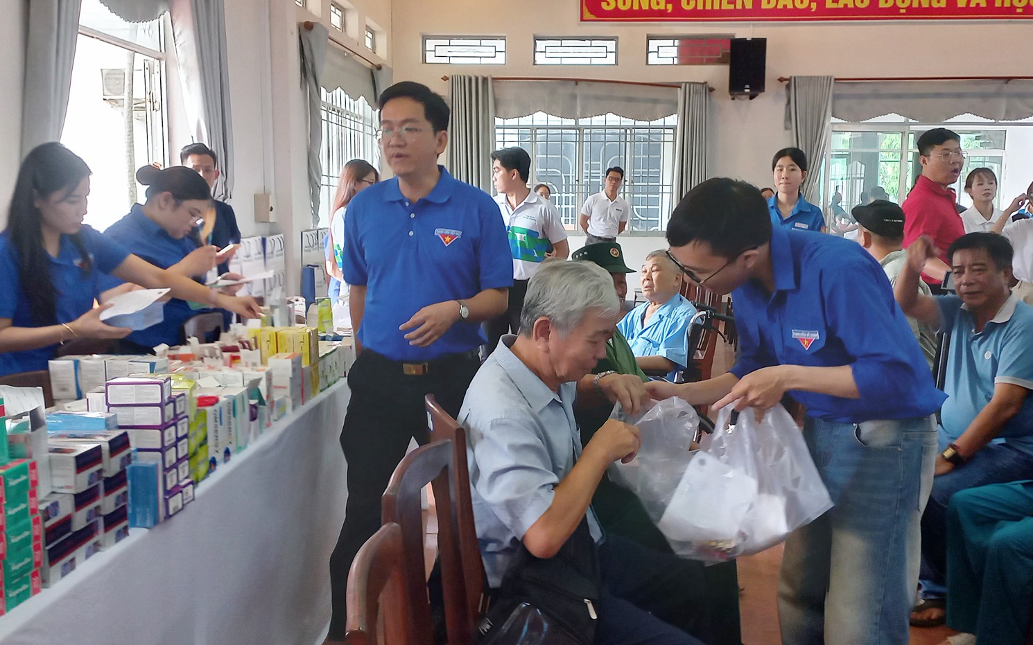 Tăng cường thực hiện chính sách BHYT, chăm sóc sức khỏe đồng bào dân tộc - Ảnh 2.