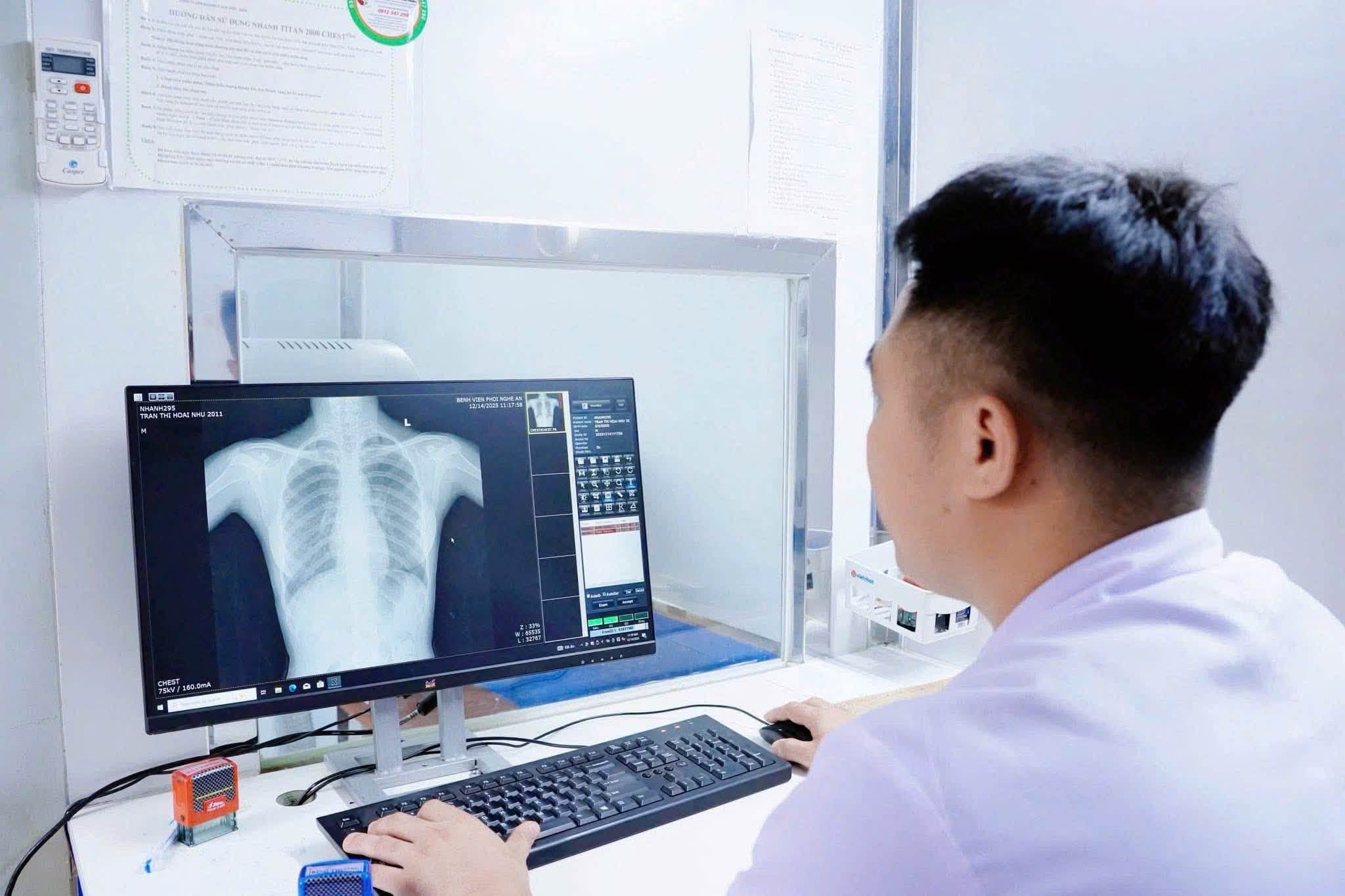 Gallery - Hơn 3.000 người dân được khám sàng lọc bệnh hô hấp miễn phí - image 2