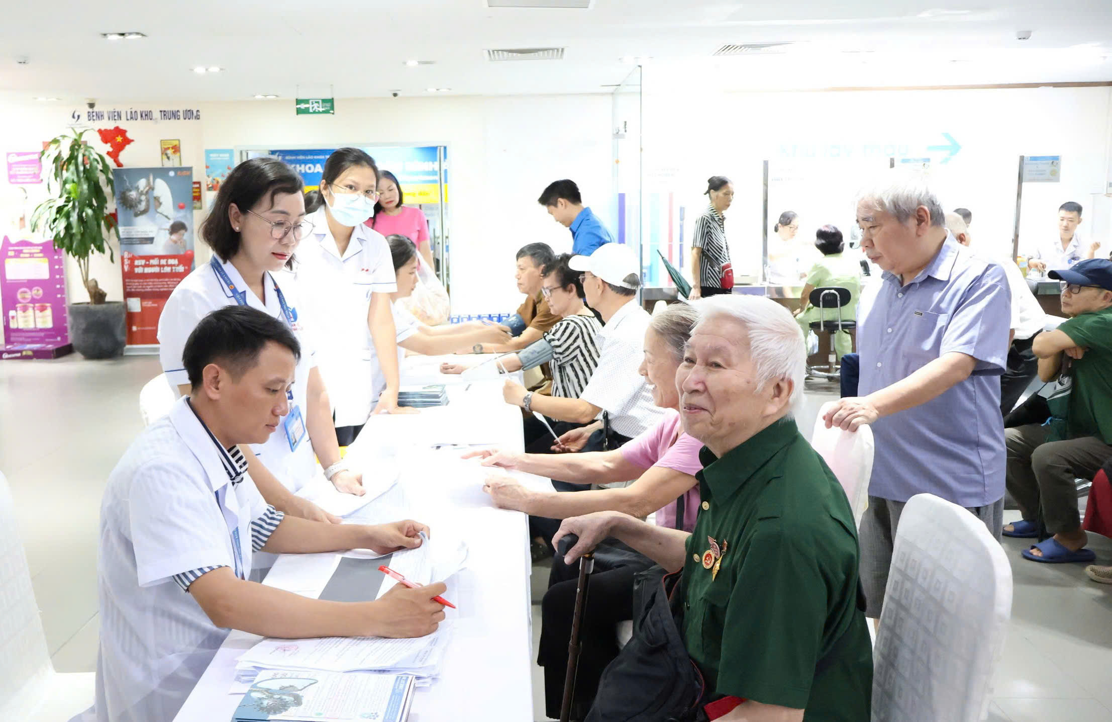 Khám sức khỏe miễn phí cho 100 người cao tuổi diện chính sách nhân Ngày Thương binh - Liệt sĩ- Ảnh 2.