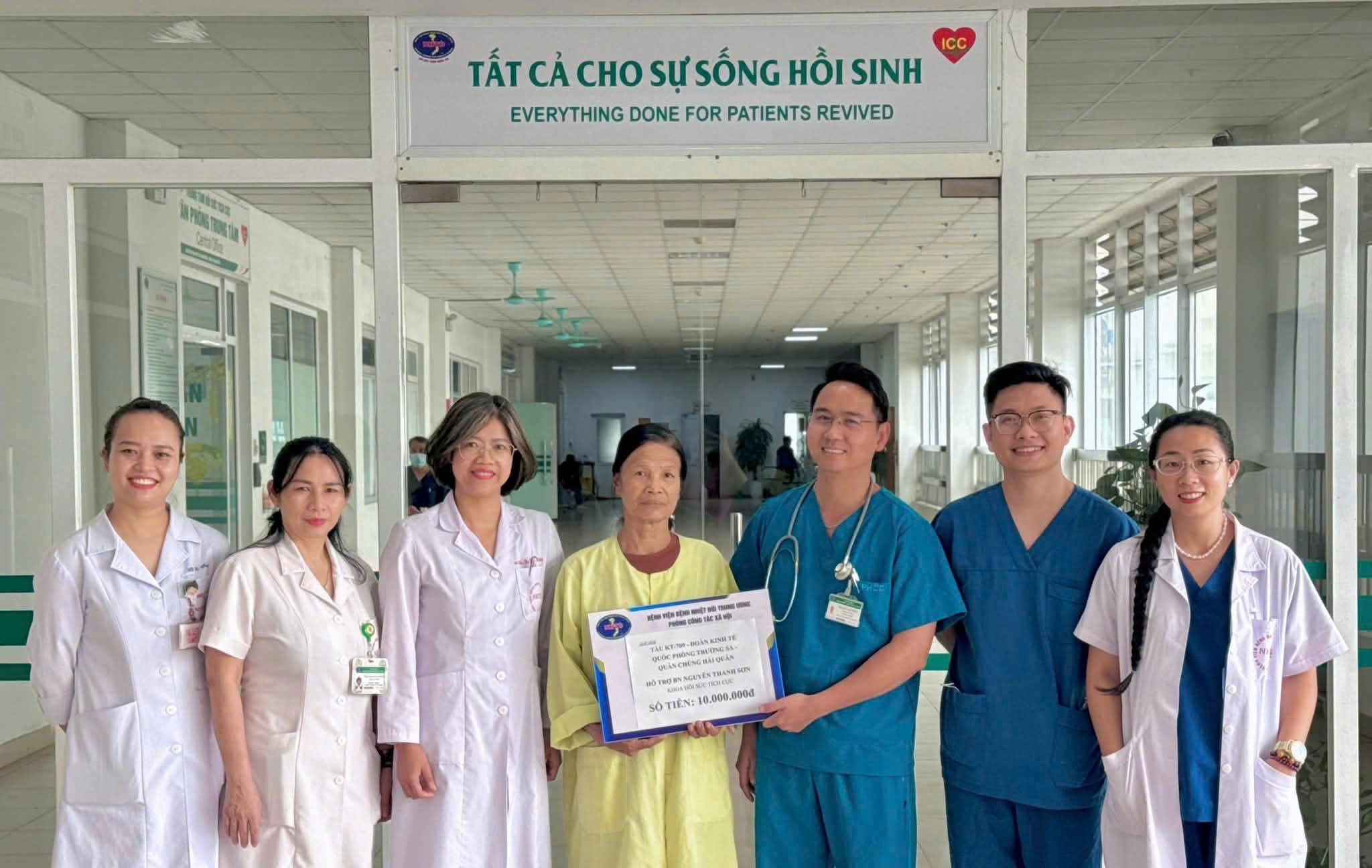 Món quà vượt nghìn hải lý từ Trường Sa gửi tặng bệnh nhân nghèo - Ảnh 2.