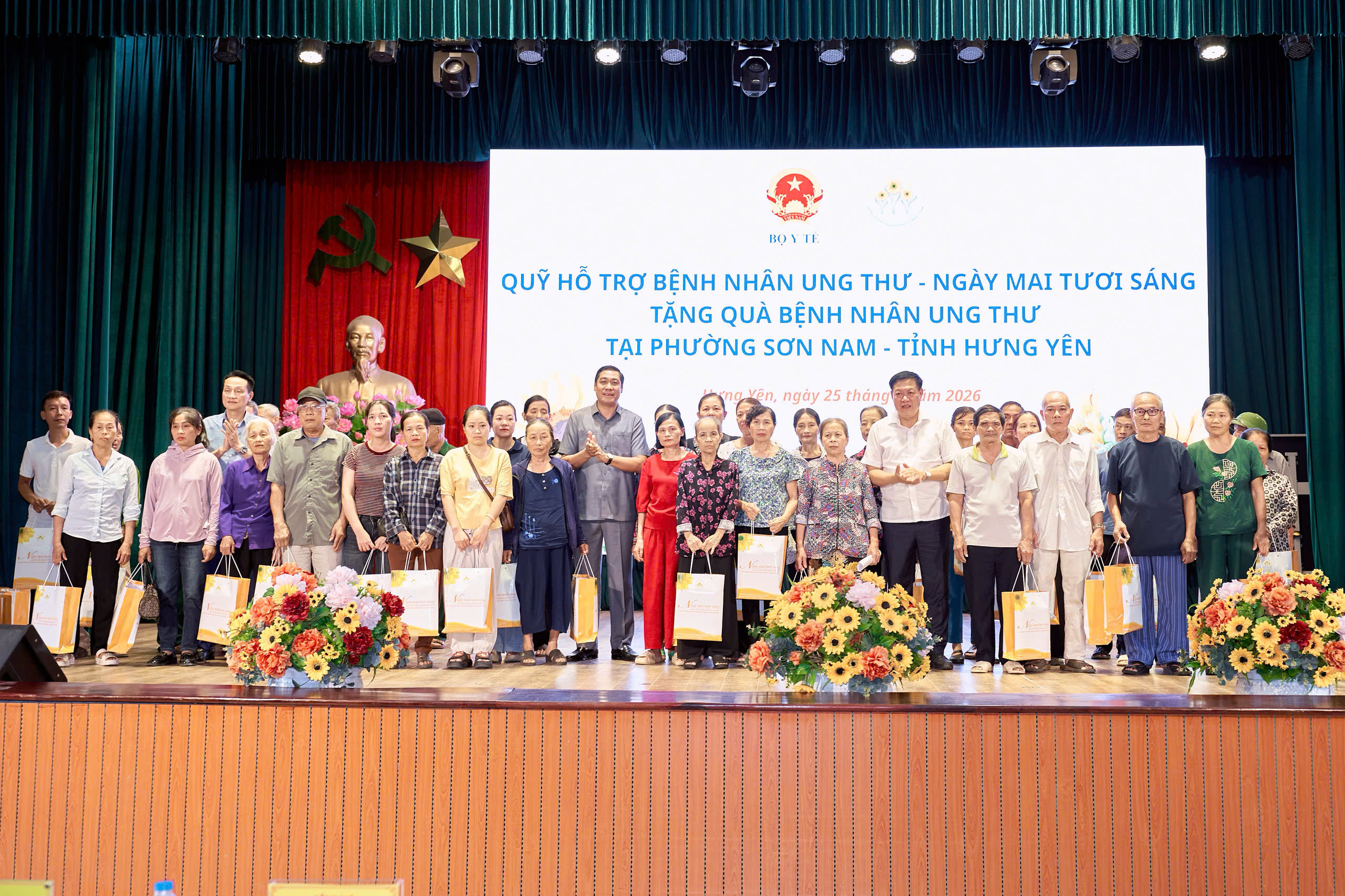 Thứ trưởng Đỗ Xuân Tuyên dự Chương trình khám bệnh, tặng quà tri ân người có công tại Hưng Yên- Ảnh 3.
