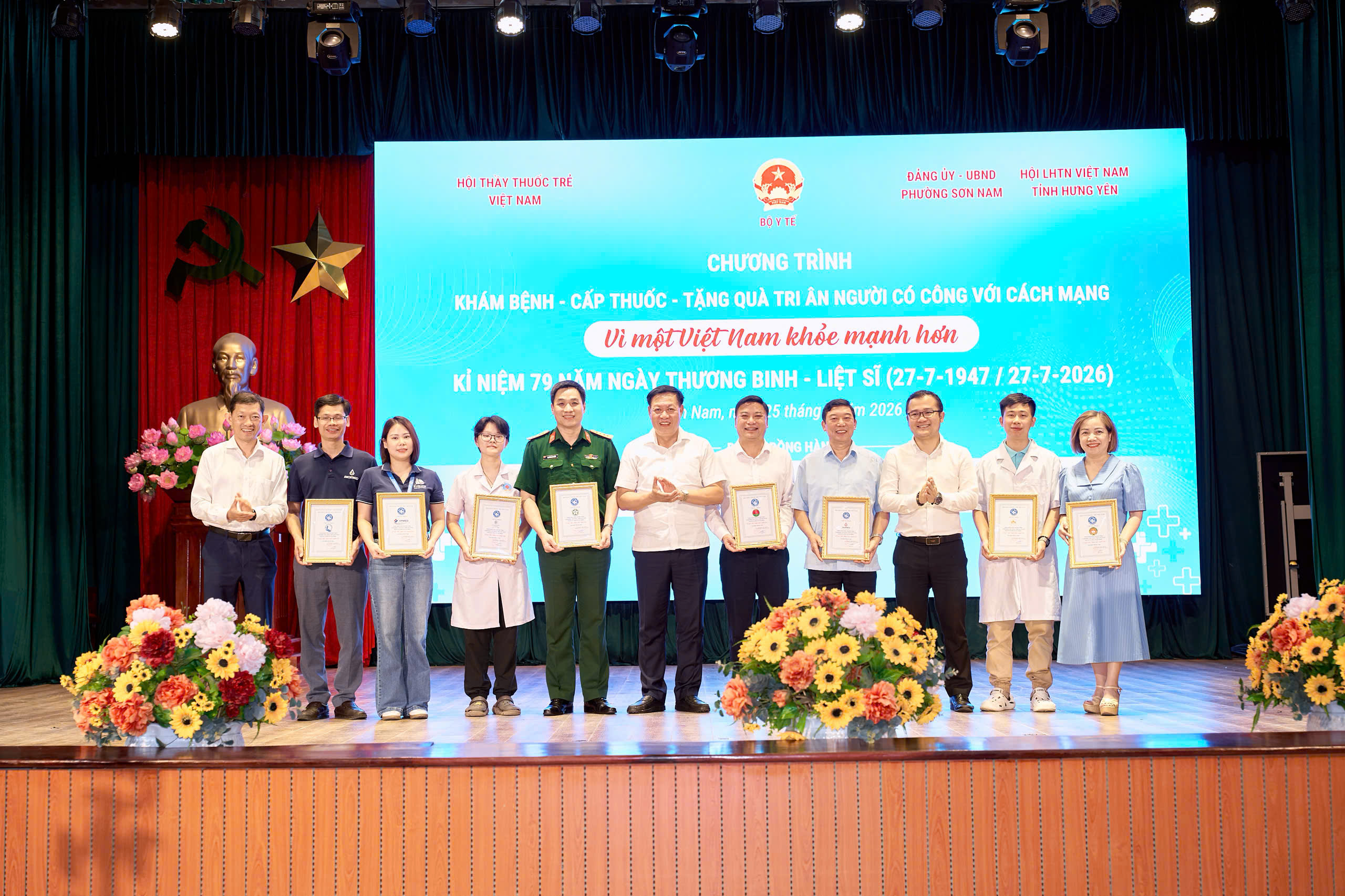 Thứ trưởng Đỗ Xuân Tuyên dự Chương trình khám bệnh, tặng quà tri ân người có công tại Hưng Yên- Ảnh 14.
