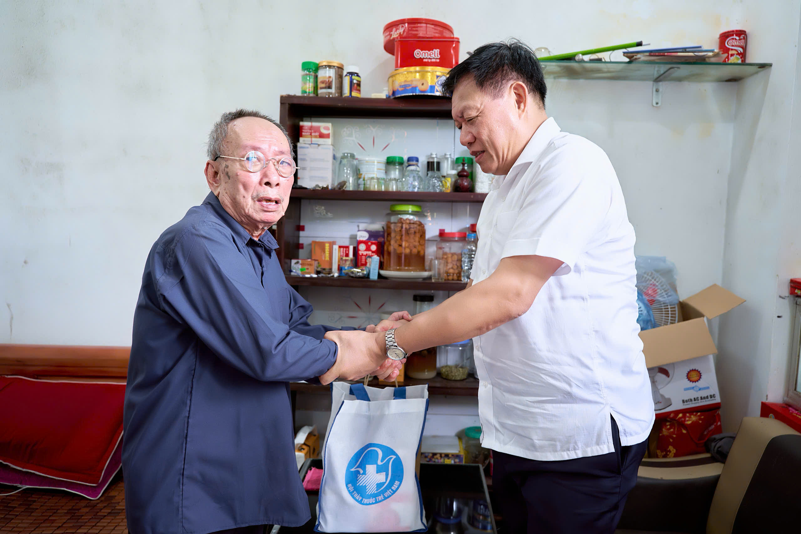 Thứ trưởng Đỗ Xuân Tuyên dự Chương trình khám bệnh, tặng quà tri ân người có công tại Hưng Yên- Ảnh 13.