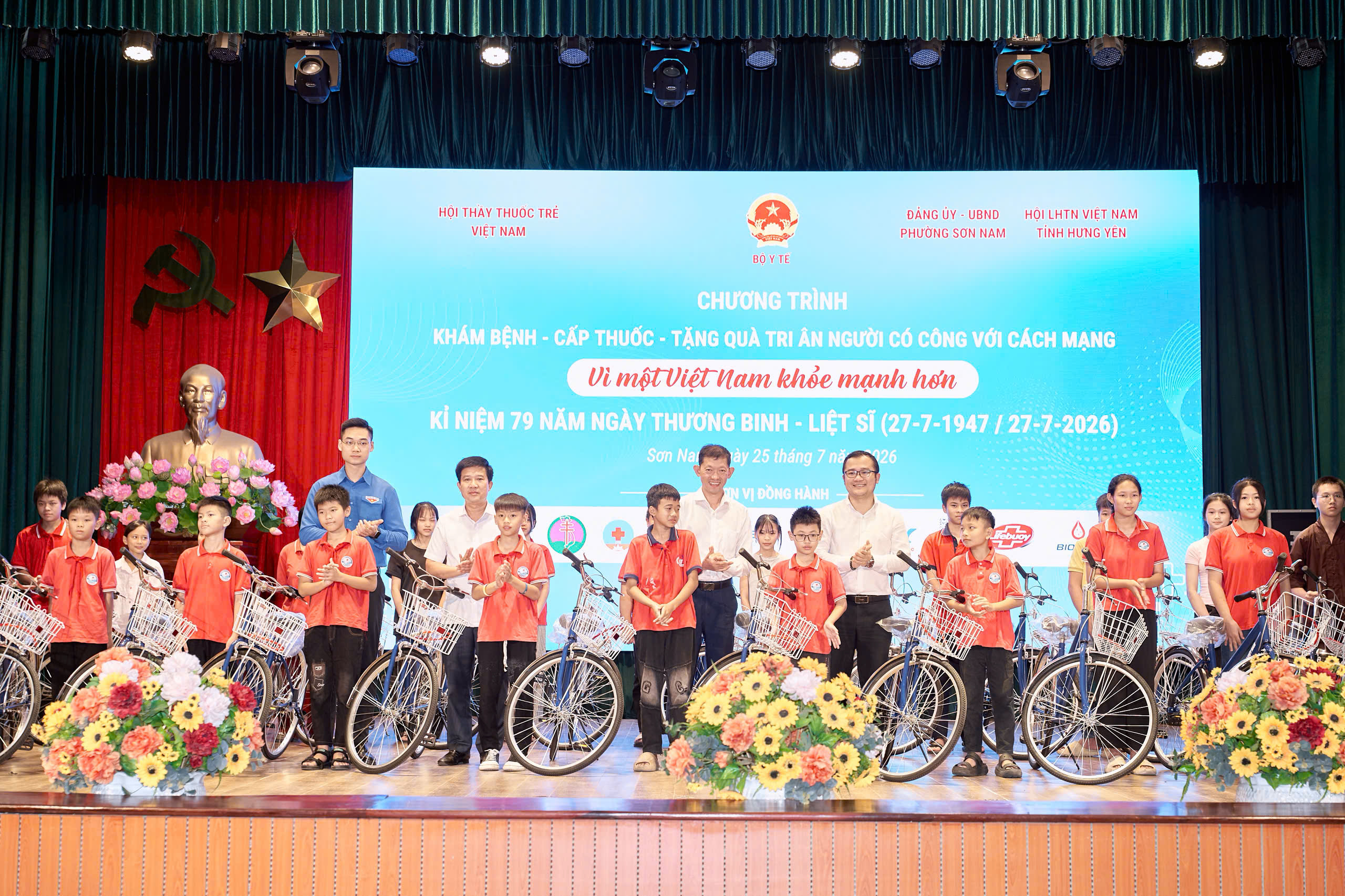 Thứ trưởng Đỗ Xuân Tuyên dự Chương trình khám bệnh, tặng quà tri ân người có công tại Hưng Yên- Ảnh 6.