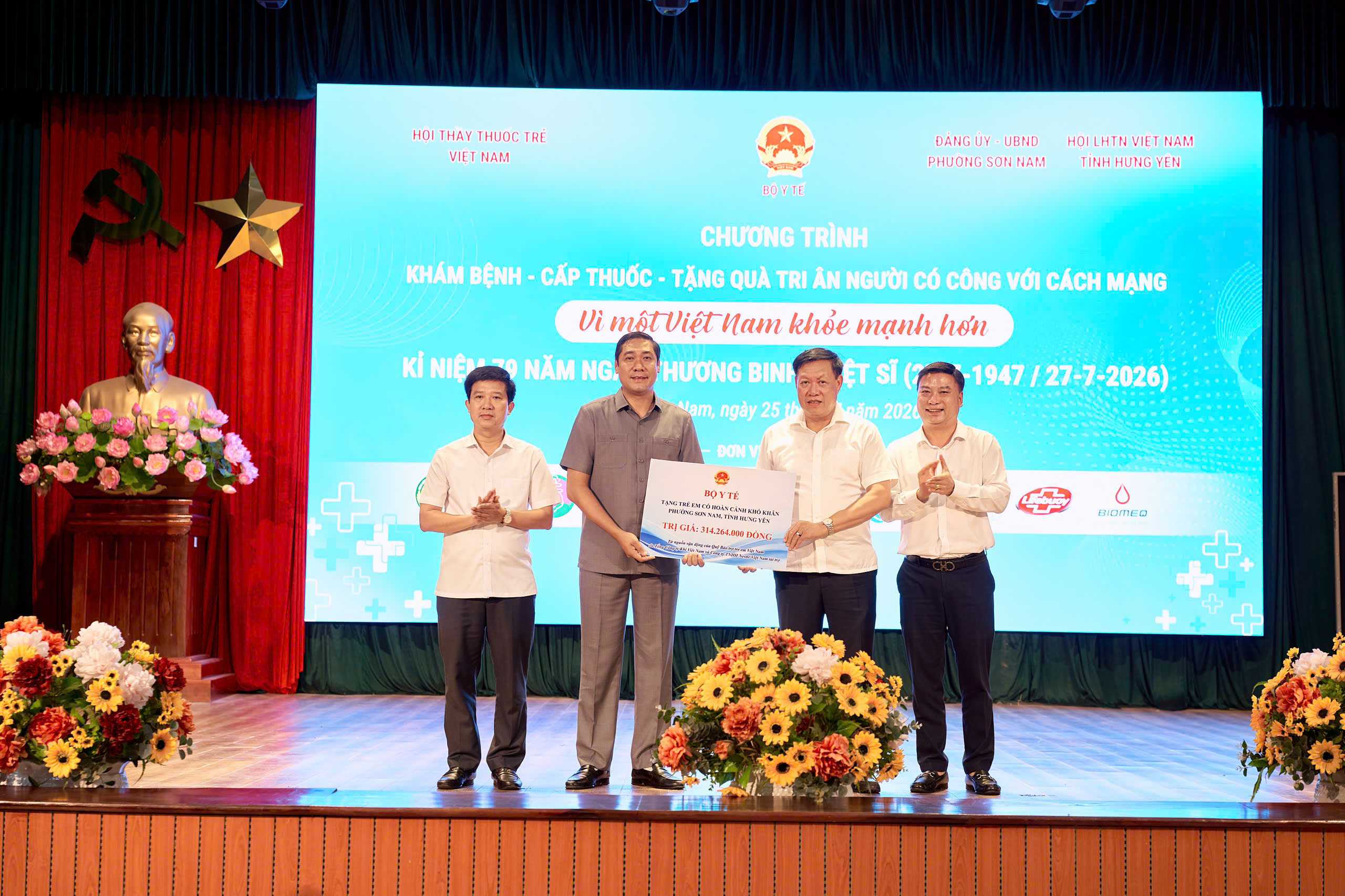 Thứ trưởng Đỗ Xuân Tuyên dự Chương trình khám bệnh, tặng quà tri ân người có công tại Hưng Yên- Ảnh 4.
