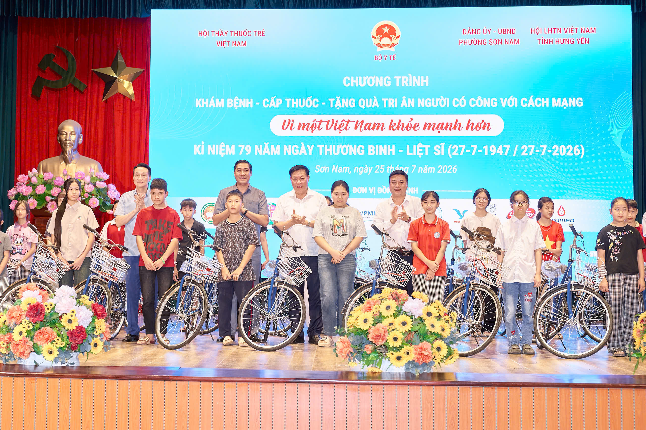 Thứ trưởng Đỗ Xuân Tuyên dự Chương trình khám bệnh, tặng quà tri ân người có công tại Hưng Yên- Ảnh 5.