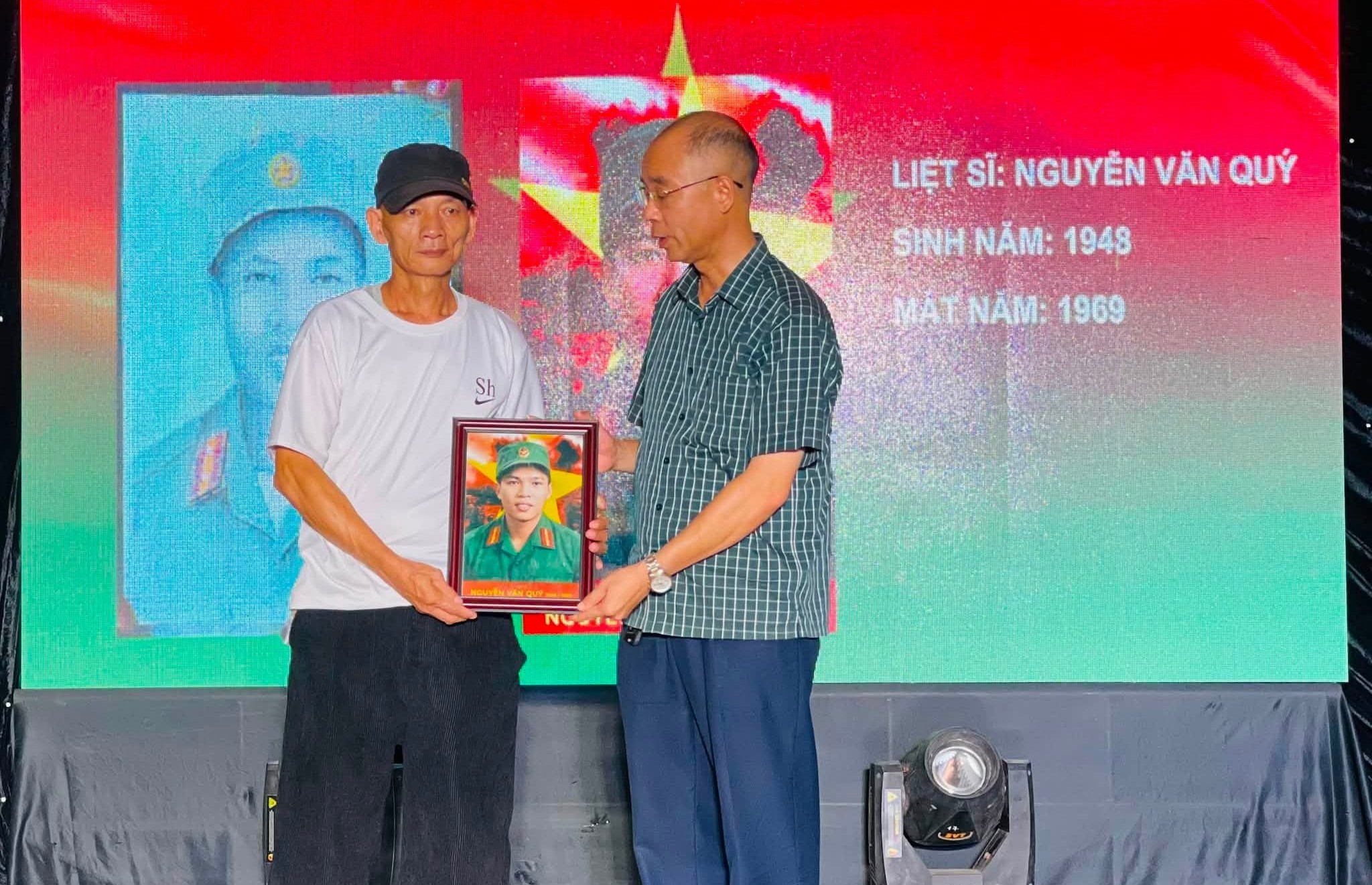 Hơn 60 bức ảnh liệt sĩ được nhóm sinh viên phục dựng: Thắp sáng đạo lý 'Uống nước nhớ nguồn'- Ảnh 3.
