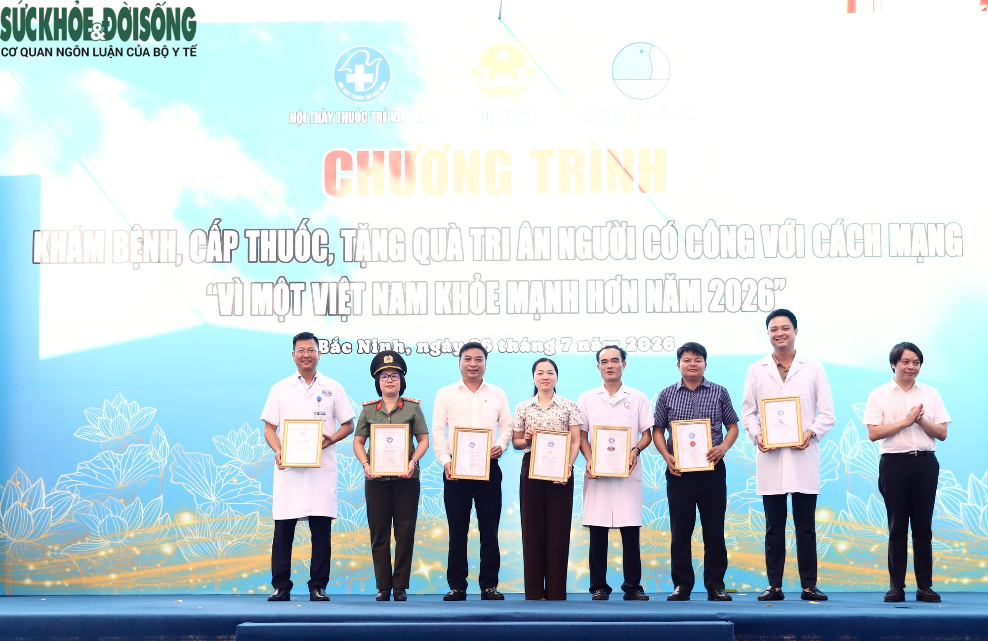 Những hình ảnh ý nghĩa trong chương trình tri ân người có công ở Bắc Ninh- Ảnh 8.