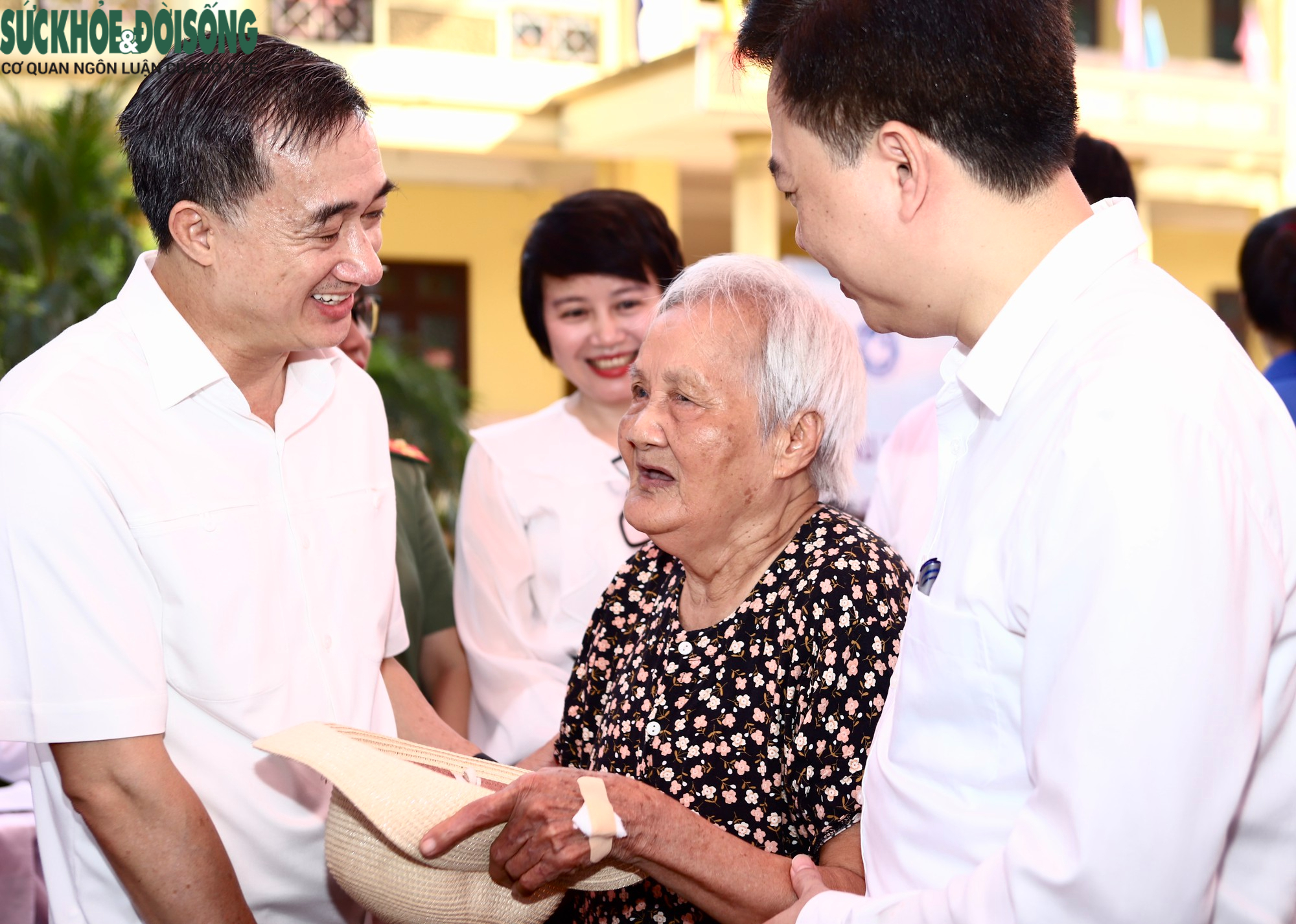 Những hình ảnh ý nghĩa trong chương trình tri ân người có công ở Bắc Ninh- Ảnh 10.