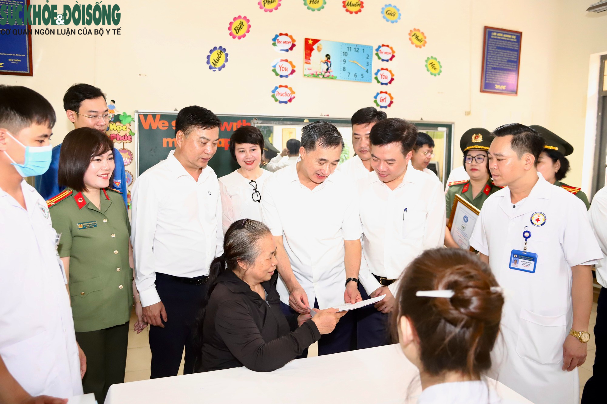 Những hình ảnh ý nghĩa trong chương trình tri ân người có công ở Bắc Ninh- Ảnh 11.