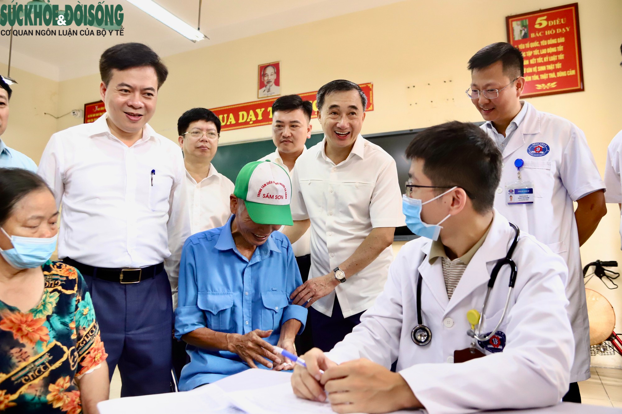 Những hình ảnh ý nghĩa trong chương trình tri ân người có công ở Bắc Ninh- Ảnh 12.