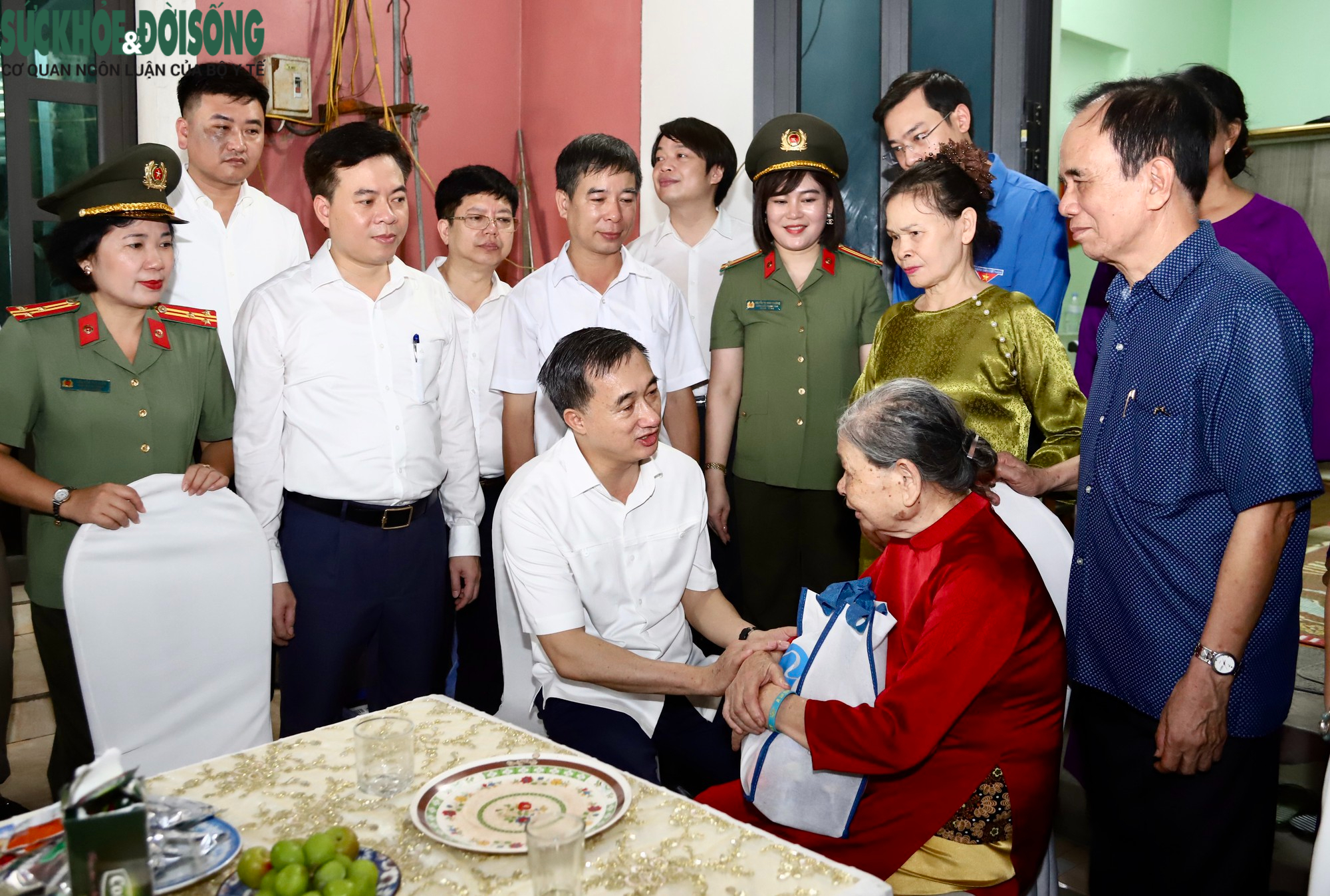 Những hình ảnh ý nghĩa trong chương trình tri ân người có công ở Bắc Ninh- Ảnh 19.