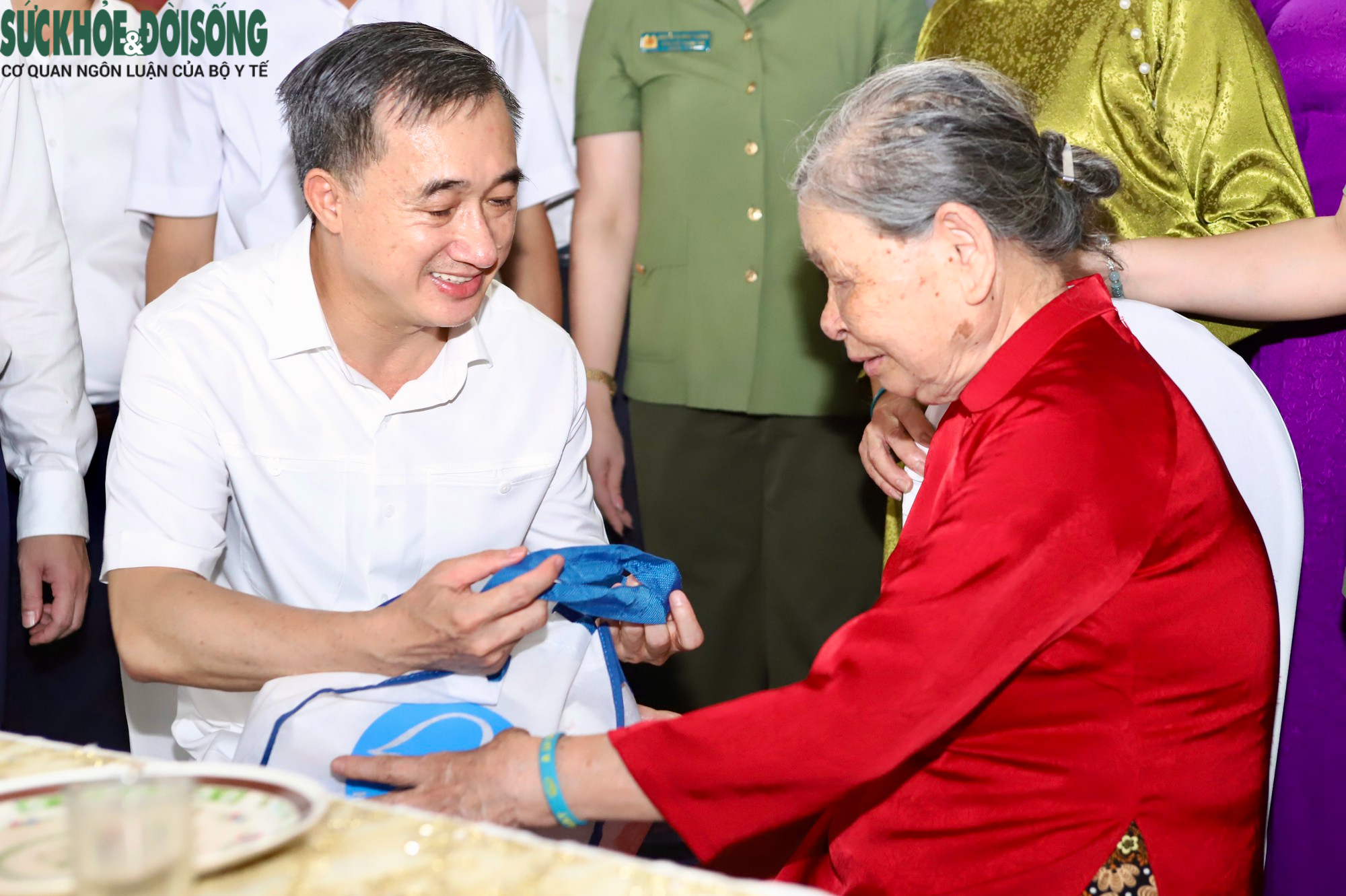 Những hình ảnh ý nghĩa trong chương trình tri ân người có công ở Bắc Ninh- Ảnh 20.