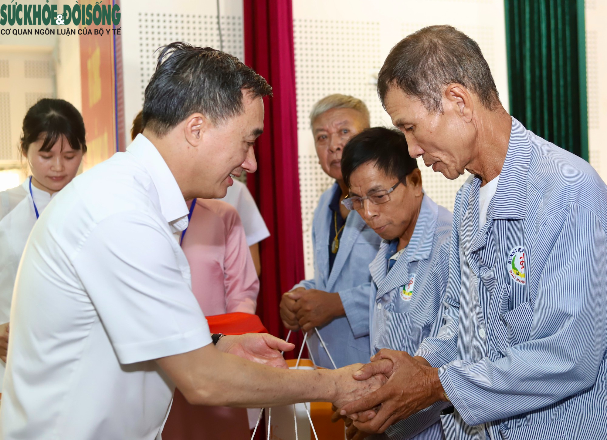 Những hình ảnh ý nghĩa trong chương trình tri ân người có công ở Bắc Ninh- Ảnh 22.