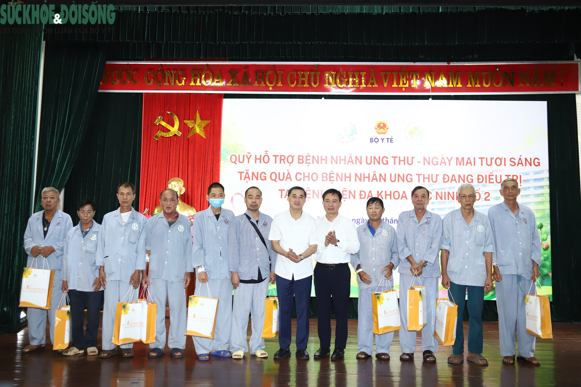 Những hình ảnh ý nghĩa trong chương trình tri ân người có công ở Bắc Ninh- Ảnh 23.